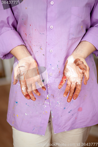 Image of The girl with painted hands