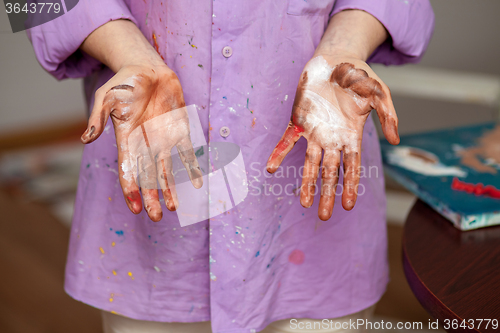 Image of The girl with painted hands