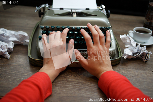 Image of typewriter, ready for jounalist action