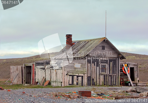 Image of hunting cabin on shore of the Arctic ocean