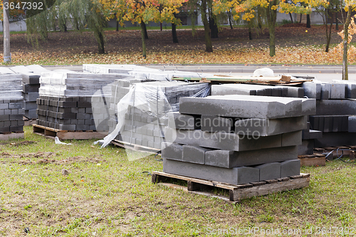 Image of paving slabs on a pallet 