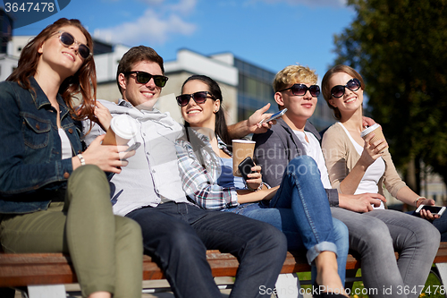 Image of group of students or teenagers drinking coffee