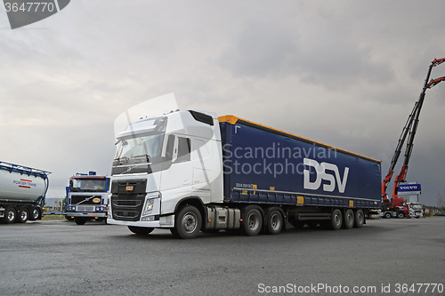 Image of White Volvo FH 500 Semi Truck at Demo Drive