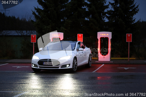 Image of Tesla Model S Arrives at Supercharger Station at Night