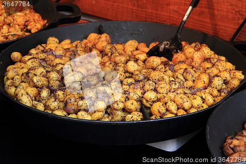 Image of fried potatoes in the big pan