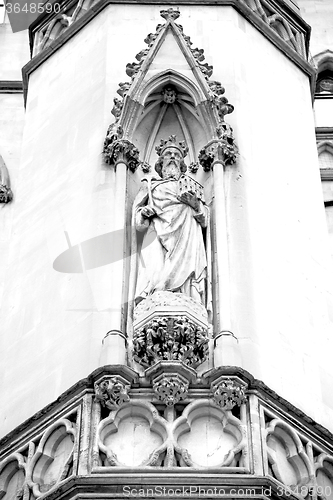 Image of marble and statue in old city of london england