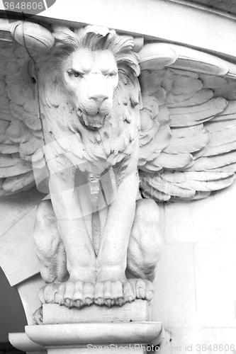 Image of marble and statue in old city of london england