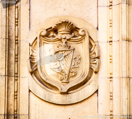 Image of marble and statue in old city of london england