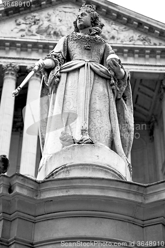 Image of marble and statue in old city of london england