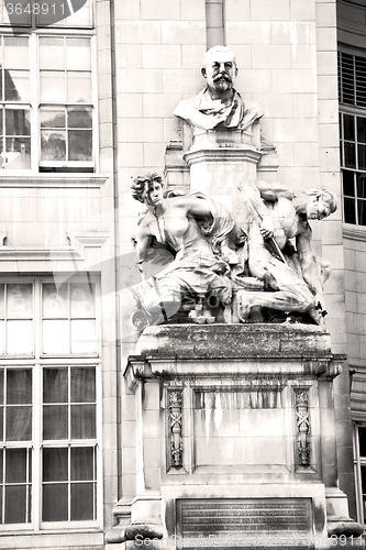 Image of marble and statue in old city of london england