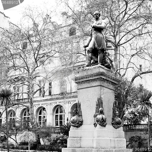 Image of marble and statue in old city of london england