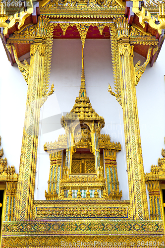 Image of  pavement gold    temple       incision of the temple 