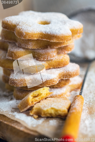 Image of Butter cookies sprinkled with powdered sugar.