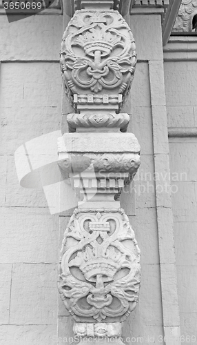 Image of  ornament on the pillars