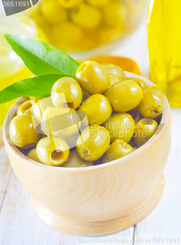 Image of green olives and oil