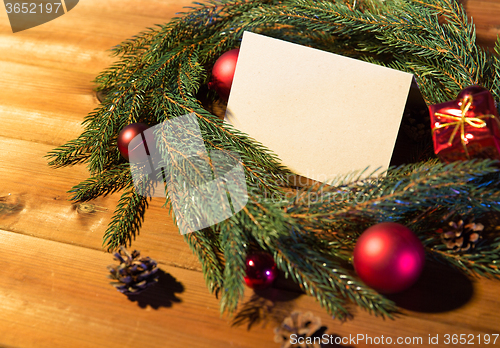 Image of natural green fir wreath with note on wooden board