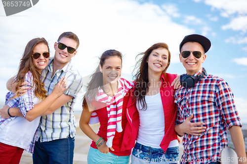 Image of group of smiling teenagers hanging out