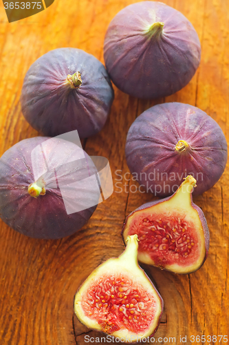 Image of The fig on the wooden board, fresh fig