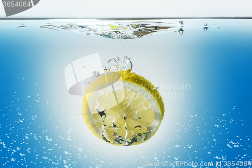 Image of lemon slice in water