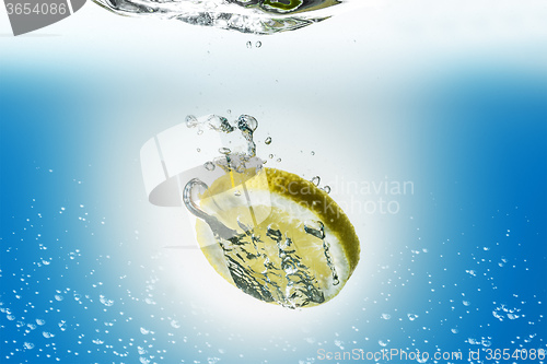 Image of lemon slice in water