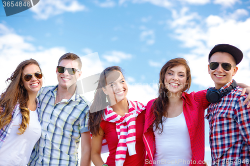 Image of group of smiling teenagers hanging out