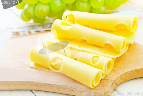 Image of cheese  and grape