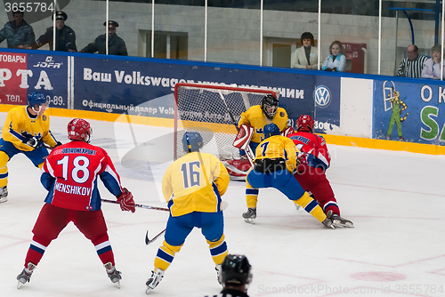 Image of Teams of Russia and Sweden play in hockey