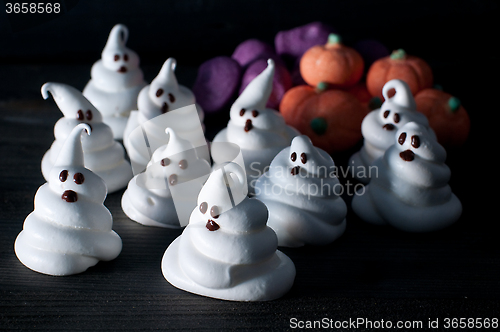Image of Ghosts of sugar and eggs for halloween