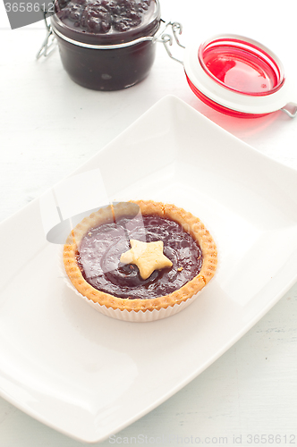 Image of Shortbread cake with cherry jam