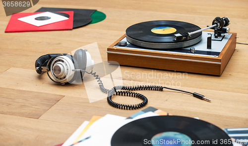 Image of Vinyl record player and head set