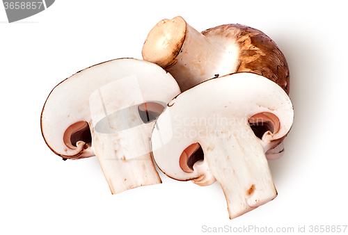 Image of Whole and two half brown champignons