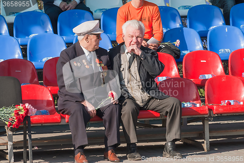 Image of Senior veterans of World War II meet on tribunes