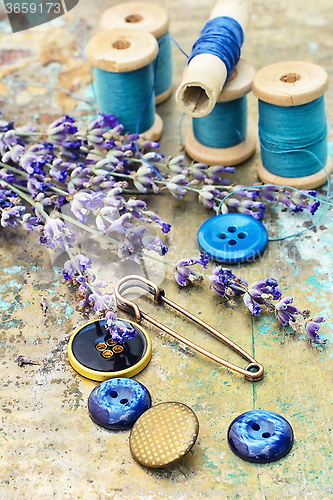 Image of Composition of the threads and lavender