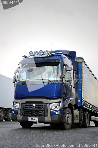 Image of Blue Renault Trucks T Semi, Vertical Detail
