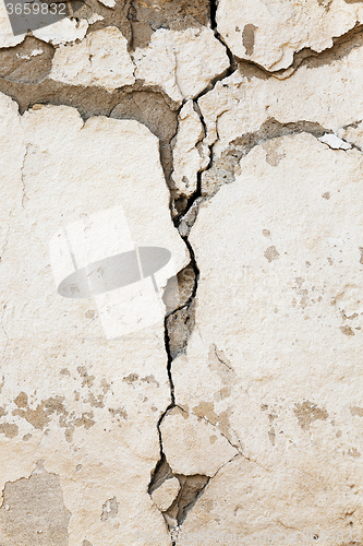 Image of crack in the wall  