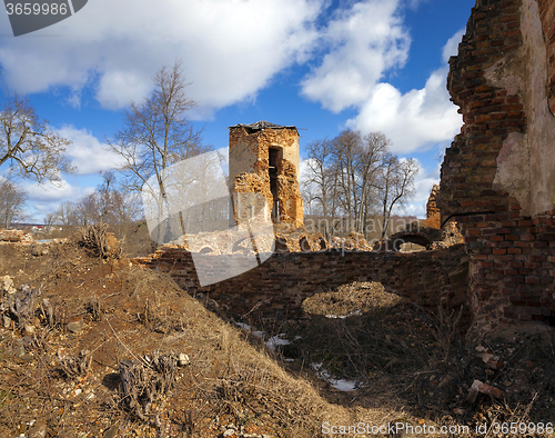 Image of the ruins of an ancient fortress  