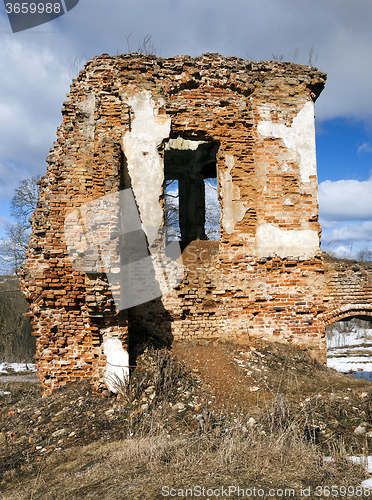 Image of the ruins of an ancient fortress  