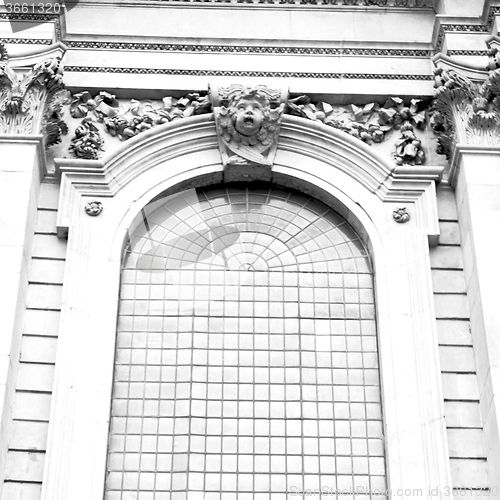 Image of old windon in england london brick and glass the wall 