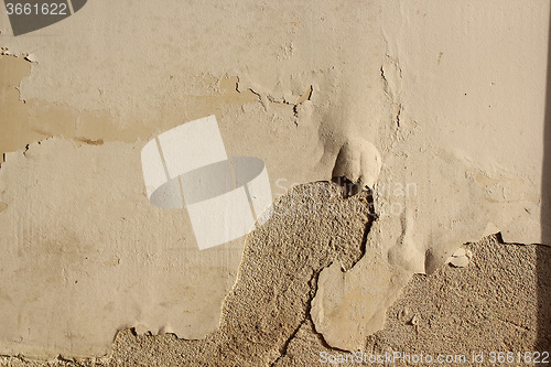 Image of effect of ascensional humidity on plaster