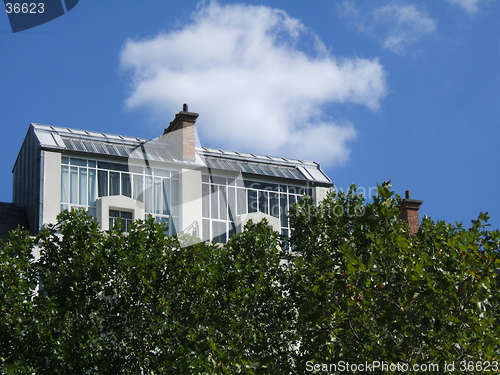 Image of House between sky and trees