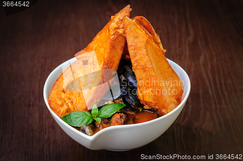 Image of mussel soup with toasted bread