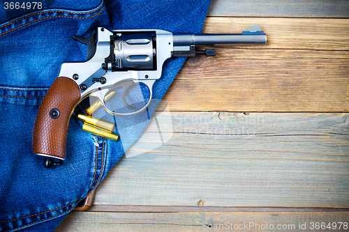 Image of revolver nagant with cartridges