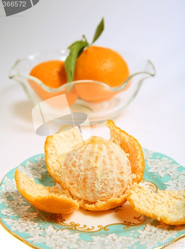 Image of Peeled tangerine on plate_0154
