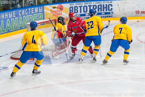 Image of Teams of Russia and Sweden play in hockey