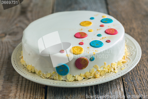 Image of Cake in white chocolate glaze.
