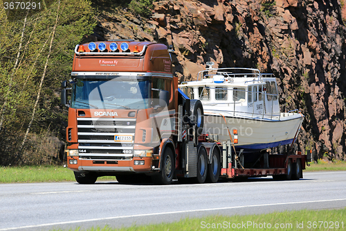 Image of Scania 144 Hauls a Recreational Boat along Highway