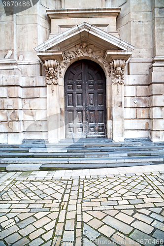 Image of door st paul cathedral in london  