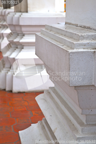 Image of  pavement gold    temple     bangkok dirty column