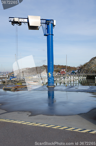 Image of a big crane to lift boat