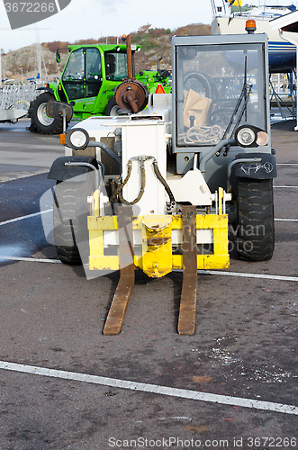 Image of two forklift standing in the harbour 